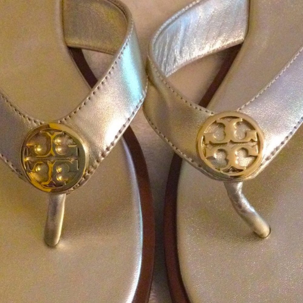Tory Burch Gold New Calf Leather Metallic Benton Thong Sandals NWT - Picture 4 of 9